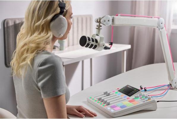 Produktbild RØDE Rodecaster Pro II Weiss mit Podmic Weiss und Kabel