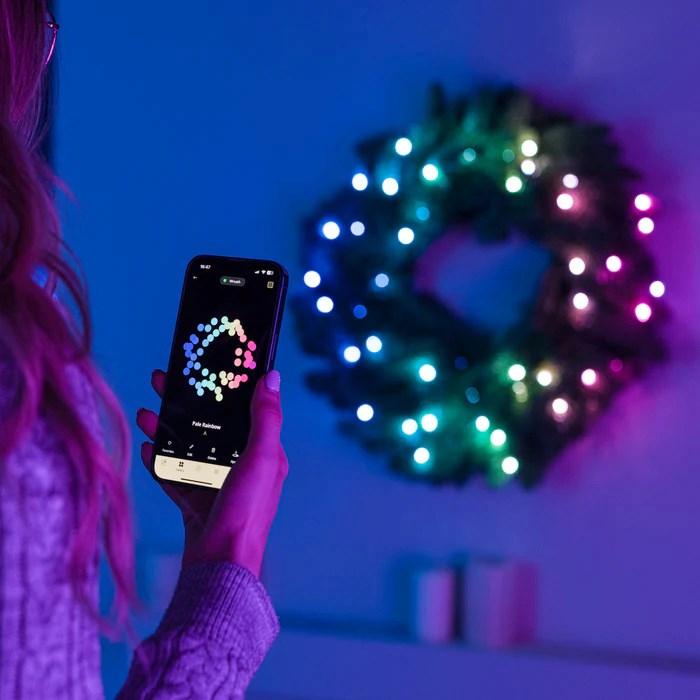Actual product image Twinkly Wstępnie oświetlony wieniec - 50 RGB LED shelf 24 zielony przewód typ wtyczki C (0.13 m)