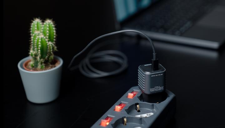 Actual product image Rolling Square Supertiny GaN Charger 65W (65 W)