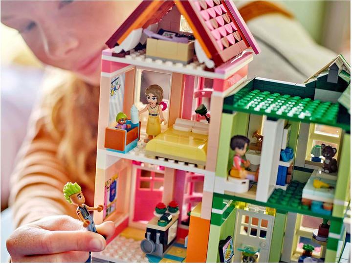 Actual product image LEGO Heartlake City Wohn- und Einkaufsstrasse (42670, LEGO Friends)