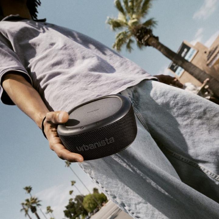Produktbild Urbanista Malibu Midnight Black Tragbarer Bluetooth Lautsprecher mit Solarzelle (24 h, Akkubetrieb)