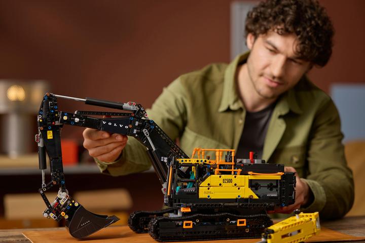 Actual product image LEGO Volvo EC500 Hybrid excavator (42215, LEGO Technic)