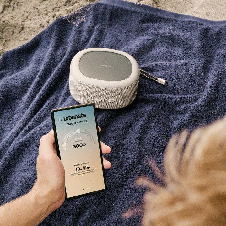 Produktbild Urbanista Malibu Desert Gray Tragbarer Bluetooth Lautsprecher mit Solarzelle (24 h, Solarenergie)