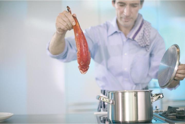 Produktbild WMF Kochtopf Fleischtopf Induktion 20cm Metalldeckel Gourmet Plus Edelstahl 18/10 (20 cm, Kochtopf, Edelstahl)