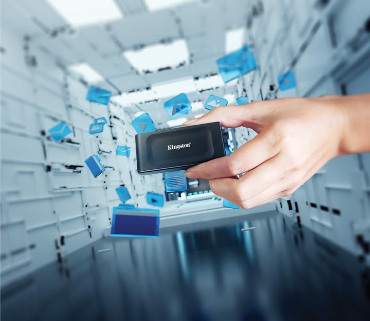 Actual product image Kingston XS1000 (2000 GB)