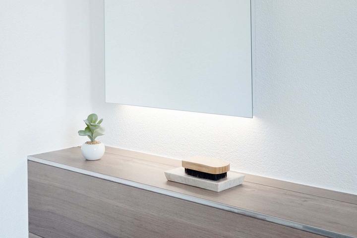 Produktbild Schneider ARANGA LED Lichtspiegel, mit Spiegelheizung und Steckdose, 515x48x700mm, Lichtbänder oben