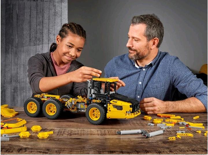Immagine prodotto LEGO Dumper articolato Volvo (6x6) (42114, LEGO Technic)