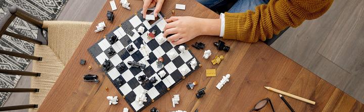 Actual product image LEGO Hogwarts Wizard Chess (76392, LEGO Harry Potter, LEGO Rare Sets)