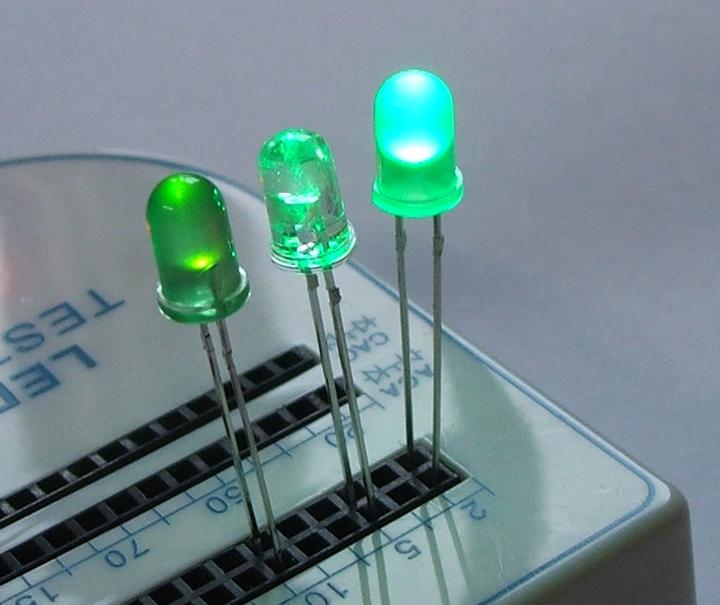 Immagine prodotto OEM LED verde super luminoso in un alloggiamento trasparente di 5 mm