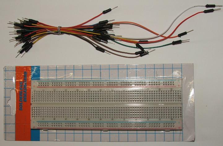 Immagine prodotto Play-Zone Foro griglia griglia plug-in breadboard con 26 pz. cavi di collegamento (Breadboard)