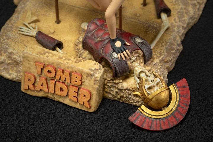 Actual product image Dark Horse Tomb Raider 1996 PVC Statue Lara Croft Classic Era 17 cm