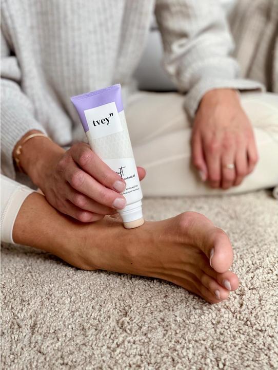 Immagine prodotto Tvey Crema piedi via e via 75 ml (Deodorante per piedi e polvere, 75 ml)