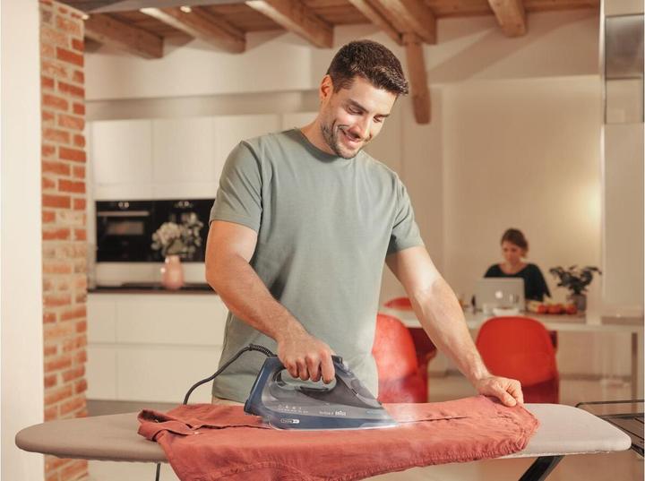 Actual product image Braun SI9684DB steam iron (2400 W, 260 g/min)