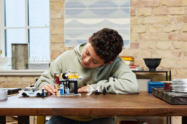 Produktbild LEGO Spider-Verse: Miles Morales vs. Spot (76311, LEGO Marvel)