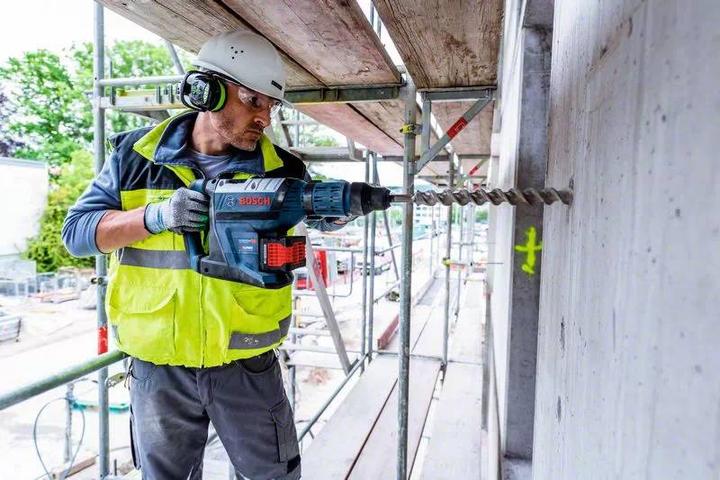 Produktbild Bosch Professional Akku-Bohrhammer BITURBO mit SDS max GBH 18V-45 C, 2 x Akku ProCORE18V 12.0Ah (Akkubetrieb)