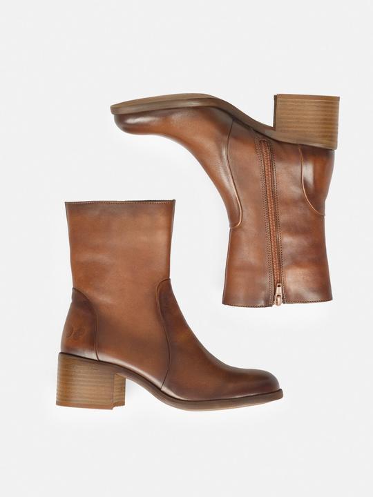 Actual product image Felmini MIRA D948: Simple but elegant boots with a low heel made from cognac-coloured leather, with a (42)