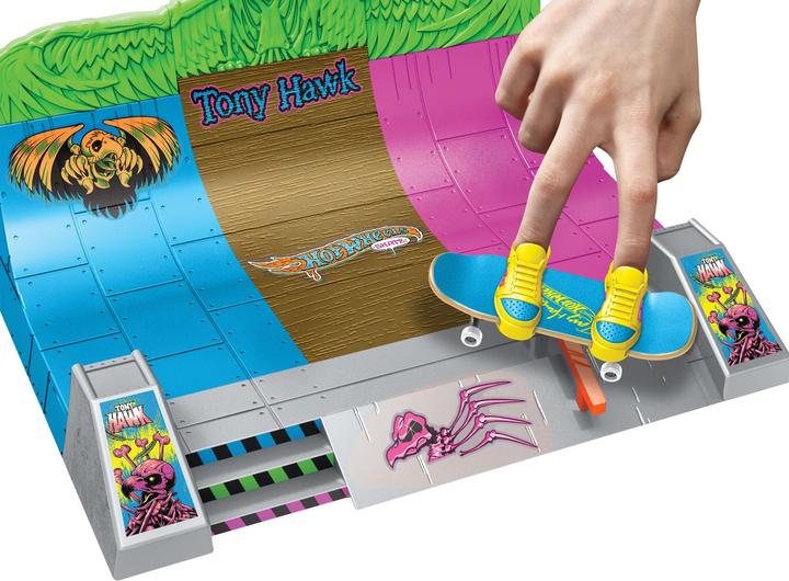 Actual product image Hot Wheels Skate Tony Hawk HQ Skatepark mit 2 exklusiven Fingerboards und 2 Paar Skateschuhen