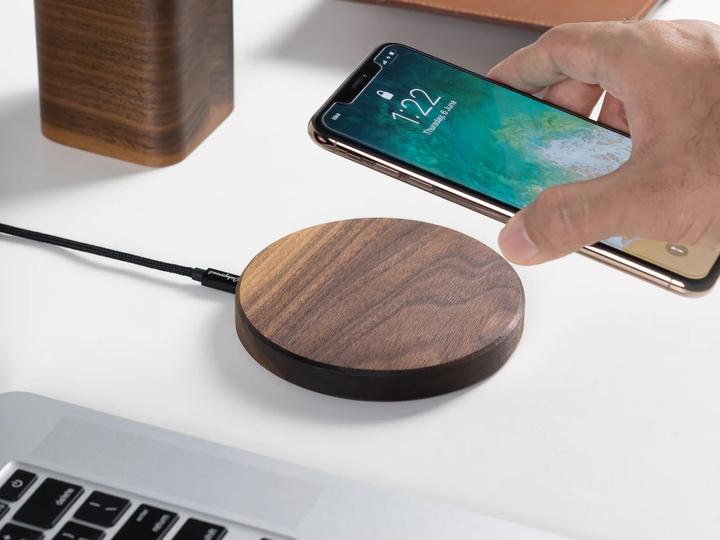 Produktbild Oakywood Slim Charging Pad - Kabelloses Ladegerät aus Massivholz - Walnuss -