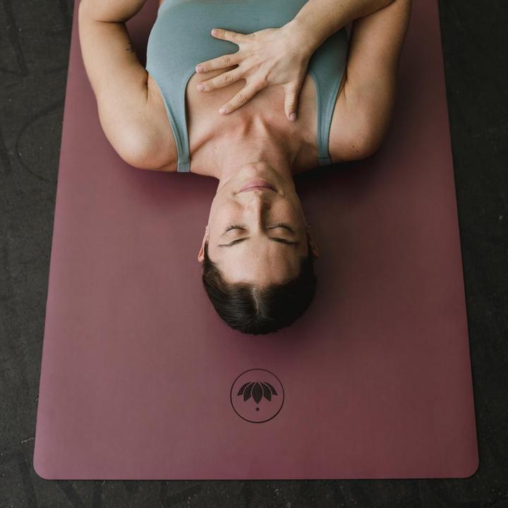 Produktbild Lotuscrafts Yogamatte Pure Aubergine (4 mm)