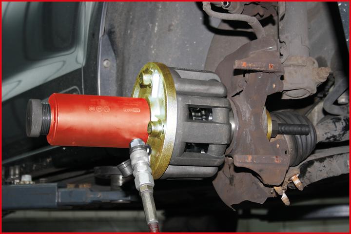 Actual product image KS Tools Werkzeuge-Maschinen GmbH Hydraulic drive shaft retraction tool set for BMW 8