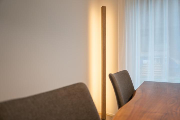 Immagine prodotto kln.swiss Lampada da terra in legno Columna (4845 lm)