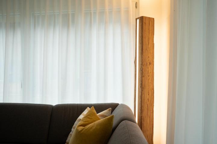Produktbild kln.swiss Dimmbare Stehlampe Infigo - Altholz (10740 lm)