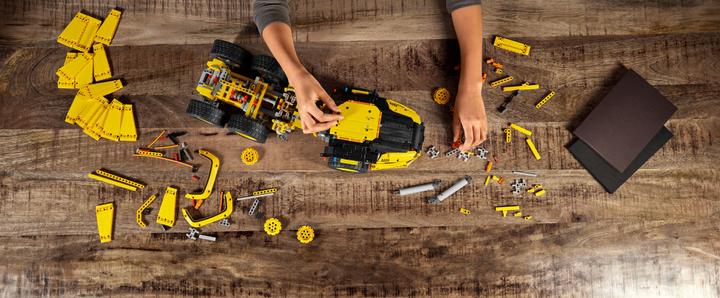 Immagine prodotto LEGO Dumper articolato Volvo (6x6) (42114, LEGO Technic)