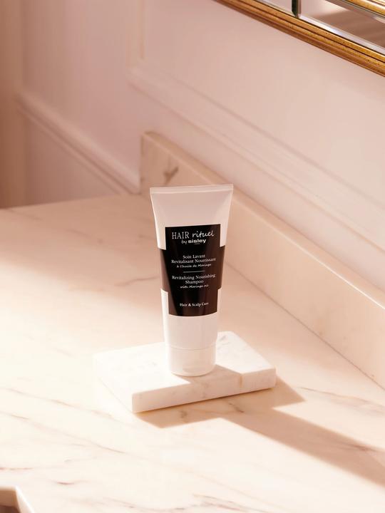 Actual product image Sisley Soin Lavant Revitalisant Nourrissant (200 ml, Liquid shampoo)