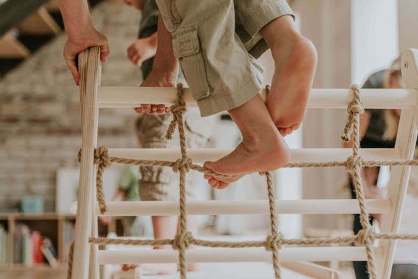 Produktbild Kletterling Kletterdreieck «Orang-Utan» mit Netz, Sprossen- und Kletterseite