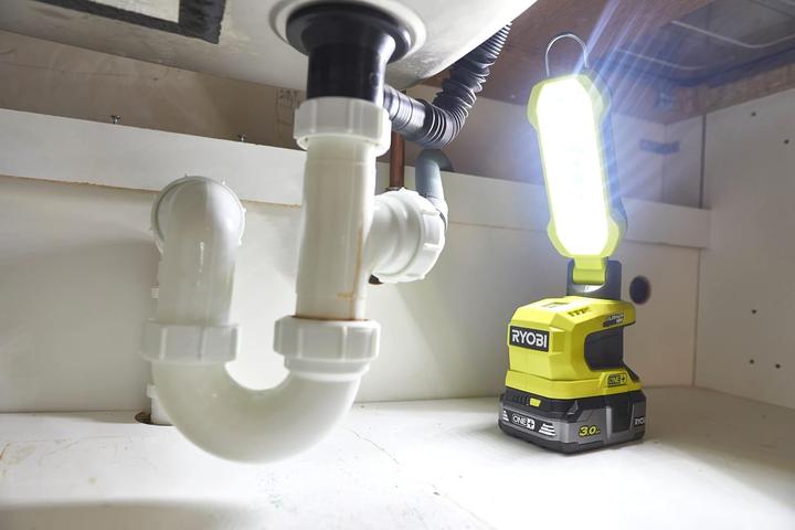 Image du produit Ryobi R18ALP-0 Lampe d'ambiance sans fil pivotante (900 lm)