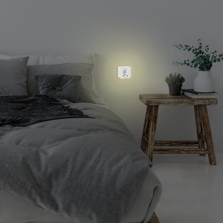Produktbild Hama LED-Nachtlicht mit Steckdose, 2 USB-Ausgänge, Bewegungsmelder, Lichtsensor