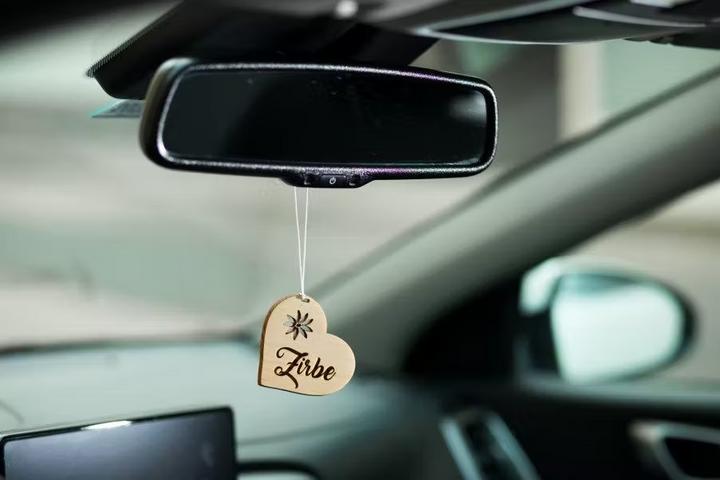 Produktbild ZNatur Zirben Holz Autoduft Aufhänger Anhänger Holz Herz mit Gravur Zirbe No.13