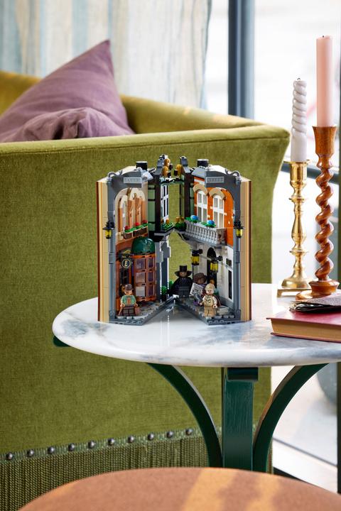 Actual product image LEGO Sherlock Holmes: Book Nook (10351, LEGO Icons)