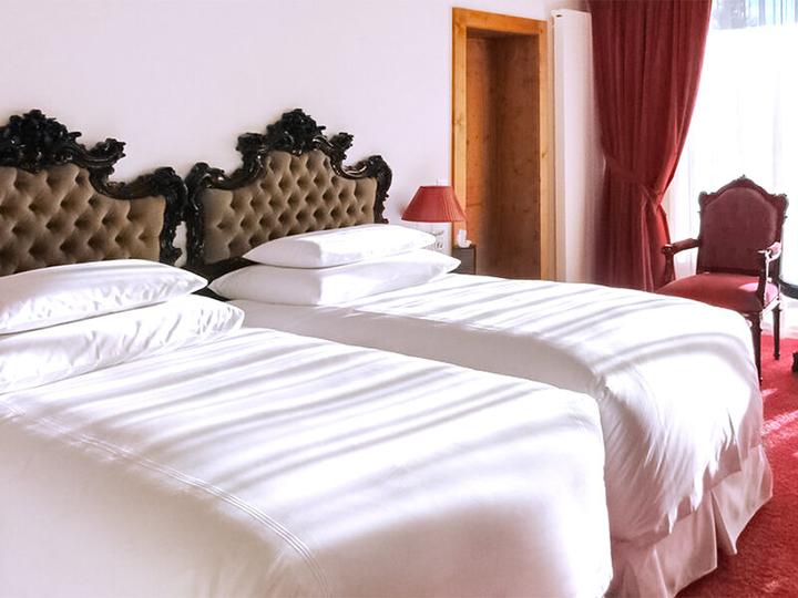 Produktbild Smartbox 1 Übernachtung in einem Golf Deluxe Zimmer und Zugang zum Spa im 5* Grand Hôtel du Golf & Palace (2 Pers.)