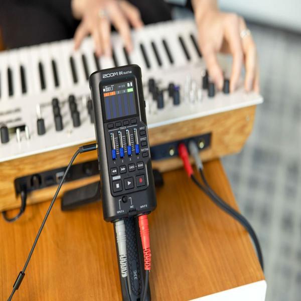 Produktbild Zoom R4 MultiTrak Audio-Recorder mit Zubehör-Set (Mehrspurrecorder)