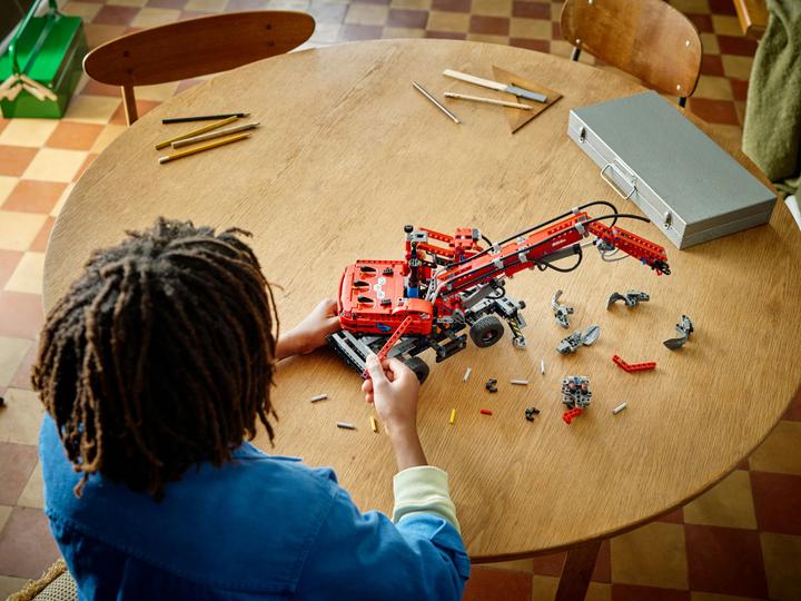 Actual product image LEGO Handling excavator (42144, LEGO Technic)