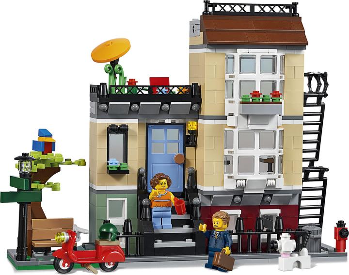 Actual product image LEGO Creator townhouse on Parkstrasse (31065, LEGO Creator Expert)