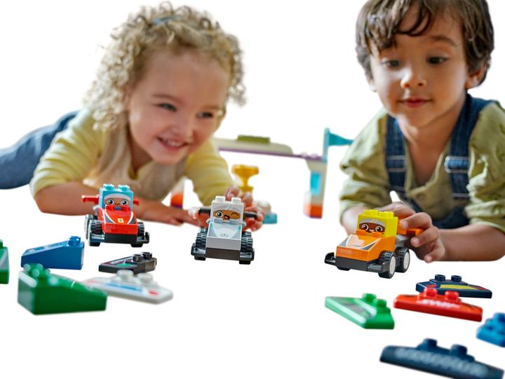 Productafbeelding LEGO F1 Team Rennautos mit Rennfahrern (10445)