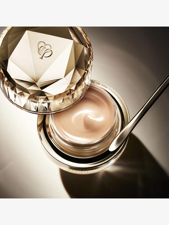Actual product image Clé De Peau The Foundation O10 (O10 - Light Ocher)