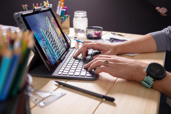 Actual product image Zagg Messenger Folio 2 (CH, iPad 2021 (9th Gen), iPad 2019 (7th gene), iPad 2020 (8. Gen), iPad Air 2019 (3. Gen))