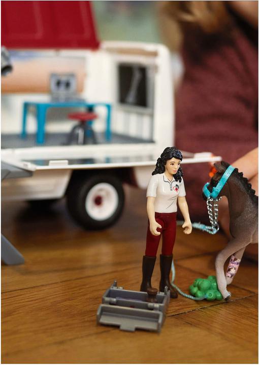 Produktbild Schleich Mobile Tierärztin mit Hannoveraner Fohlen