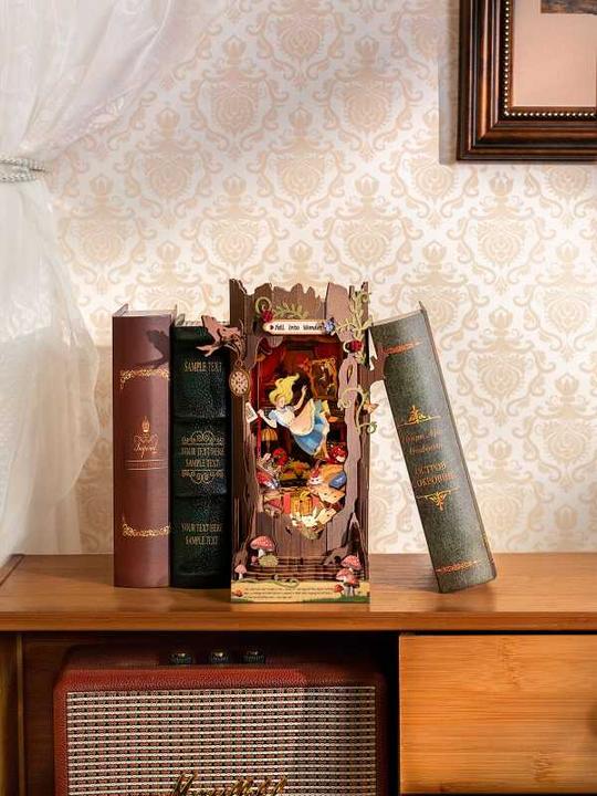 Actual product image Robotime Bausatz Alice im Wunderland, Modell Art: Book Nook