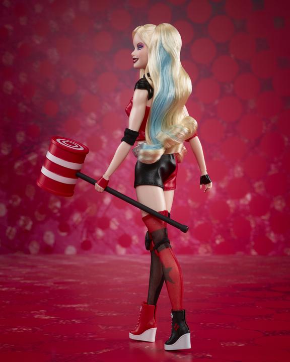Actual product image Barbie Signature Harley Quinn Sammlerpuppe mit beweglichem Körper, ikonischem Outfit und Schlägel