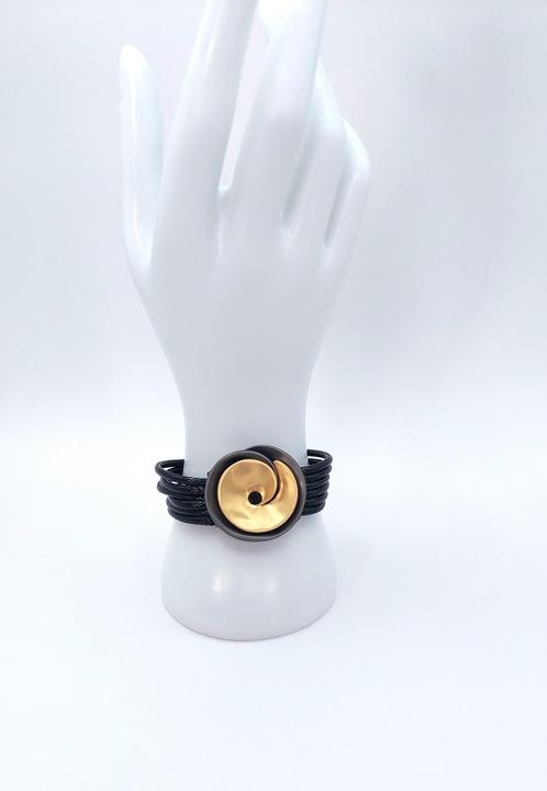 Immagine prodotto Signé Bracciale Signè nero con chiusura magnetica e fiore placcato oro n. 4 (Metallo, Ottone, Cuoio, Senza piombo, Senza cadmio, Senza nichel)
