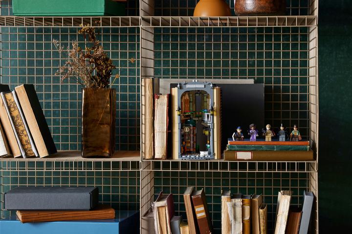 Actual product image LEGO Sherlock Holmes: Book Nook (10351, LEGO Icons)