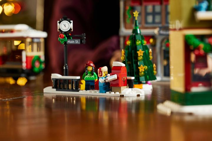 Image du produit LEGO La rue principale décorée pour Noël (10308, LEGO difficiles à trouver)