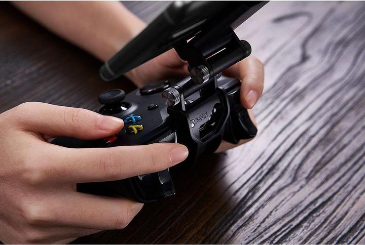 Actual product image 8bitdo Mobile Gaming-Clip (Xbox Series X)