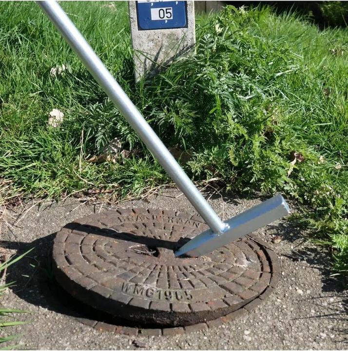 Actual product image Magnetar Thor - Manhole Cover Lifter - Manhole Hook With Hammer