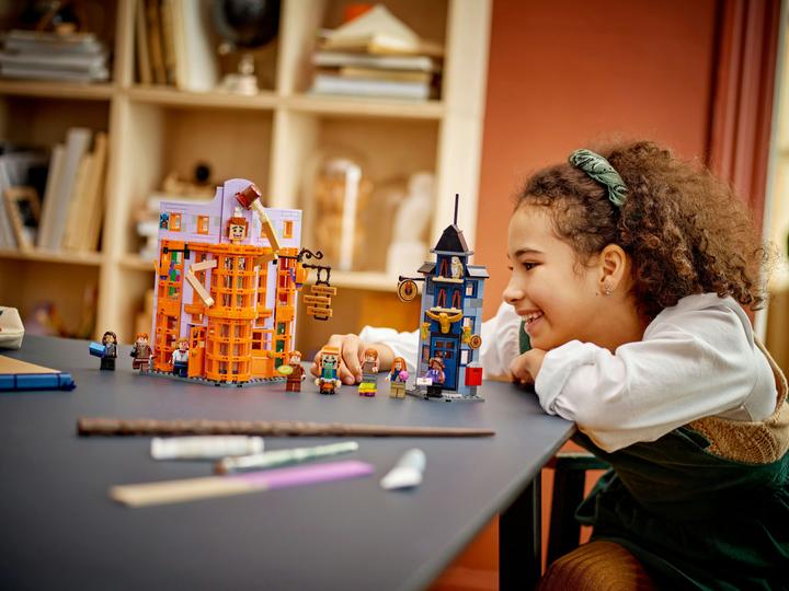 Produktbild LEGO Winkelgasse: Weasleys Zauberhafte Zauberscherze (76422, LEGO Harry Potter)