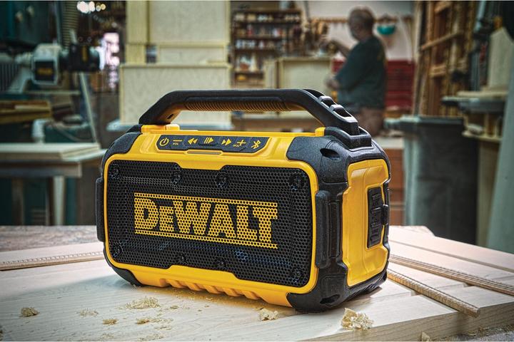Actual product image DeWalt DCR011-XJ (10 h, Rechargeable battery operated)